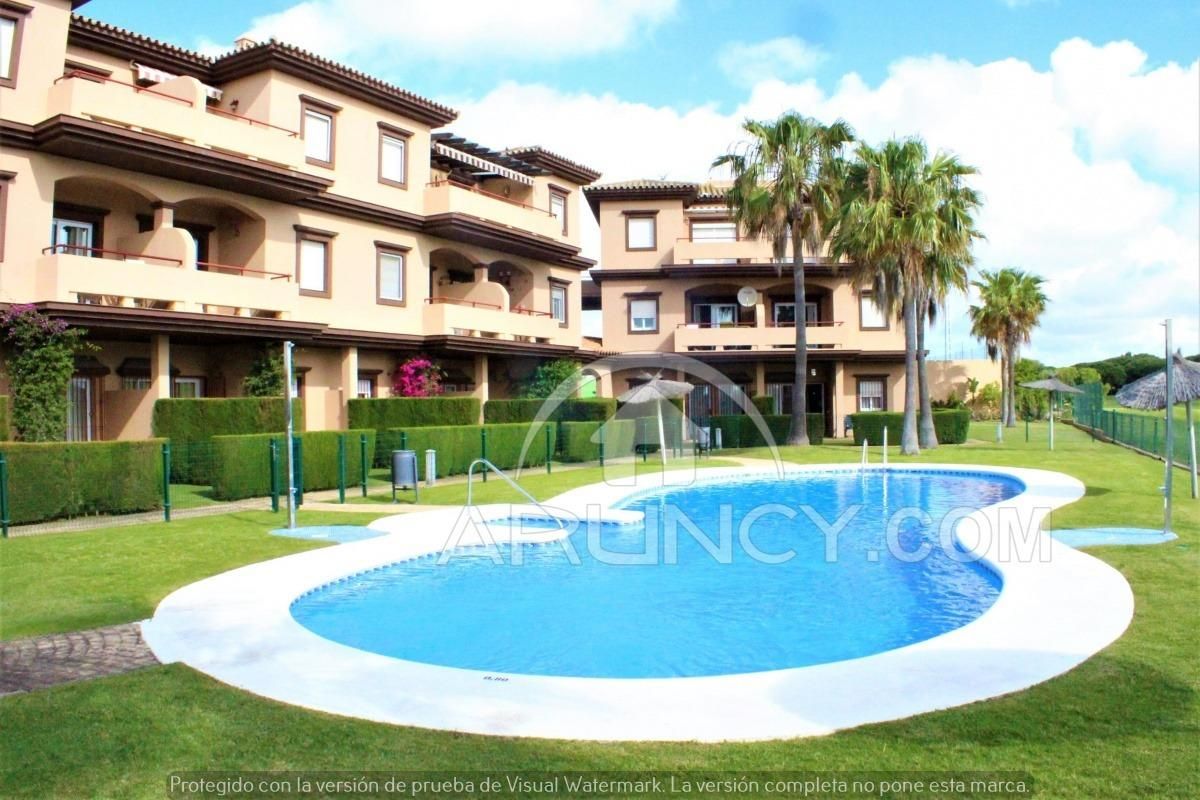 Vista exterior de Apartamento en venta en Chiclana de la Frontera con Aire acondicionado, Terraza y Piscina comunitaria