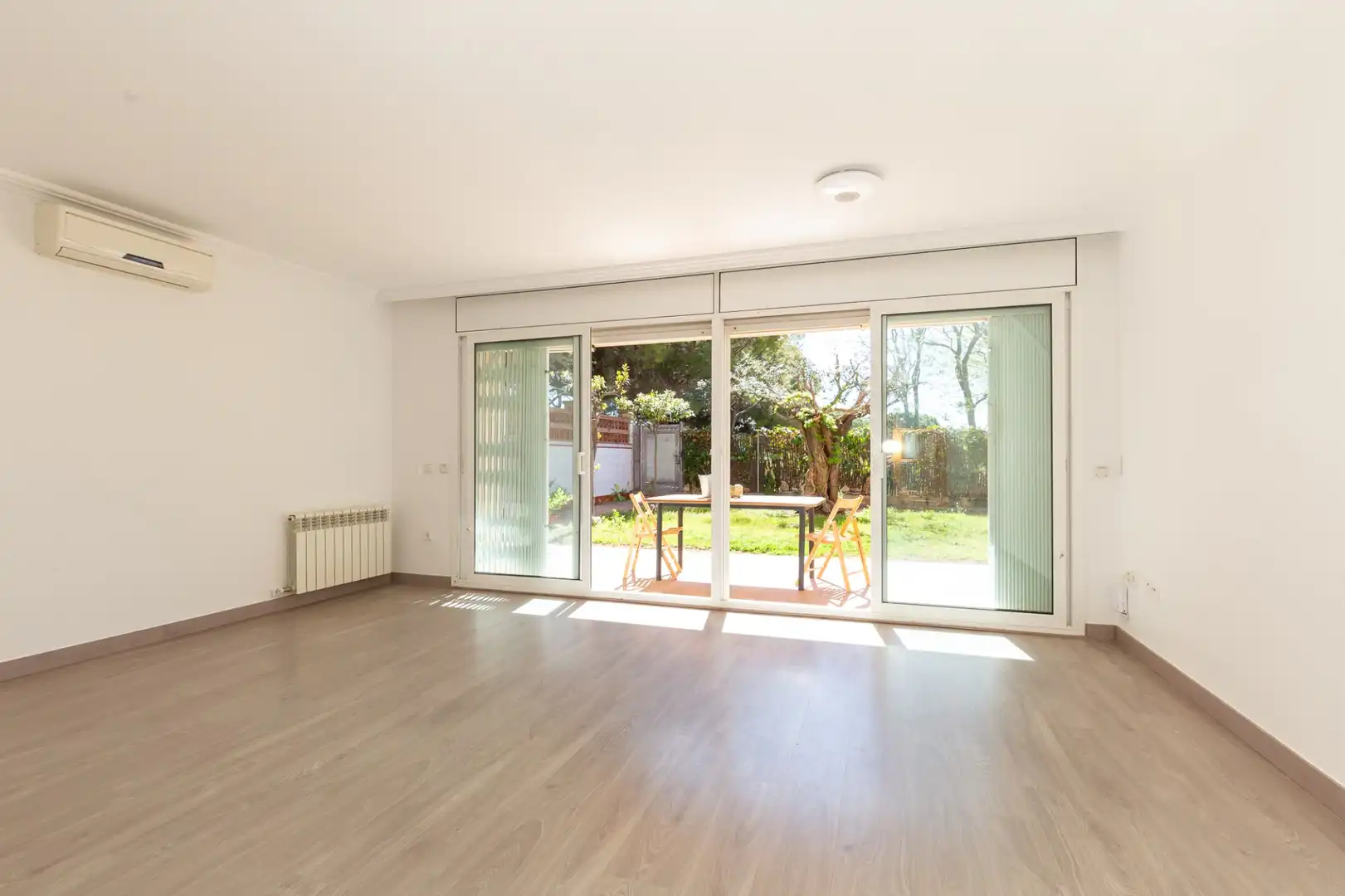 Sala d'estar de Planta baixa en venda en Sant Joan Despí amb Aire condicionat, Calefacció i Terrassa