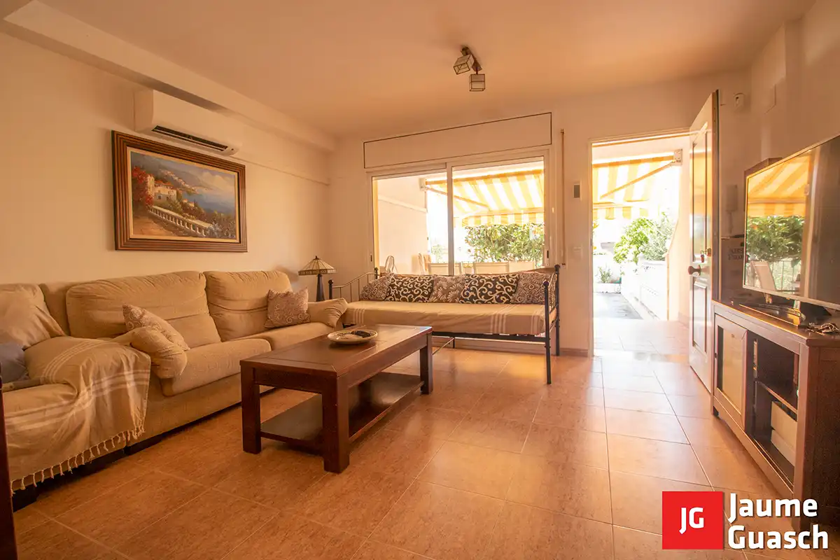 Sala de estar de Casa adosada en venta en Creixell con Aire acondicionado, Calefacción y Jardín privado