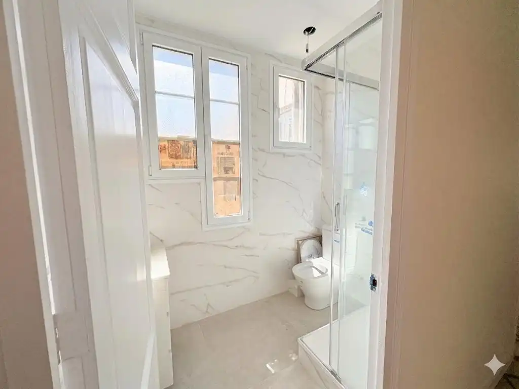 Badezimmer von Wohnung zur Miete in Barcelona mit Klimaanlage, Ofen und Mikrowelle
