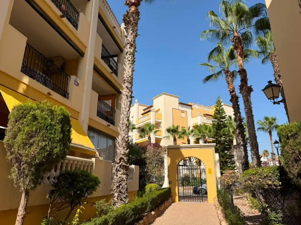 Vista exterior de Apartament en venda en Torrevieja amb Jardí privat i Forn