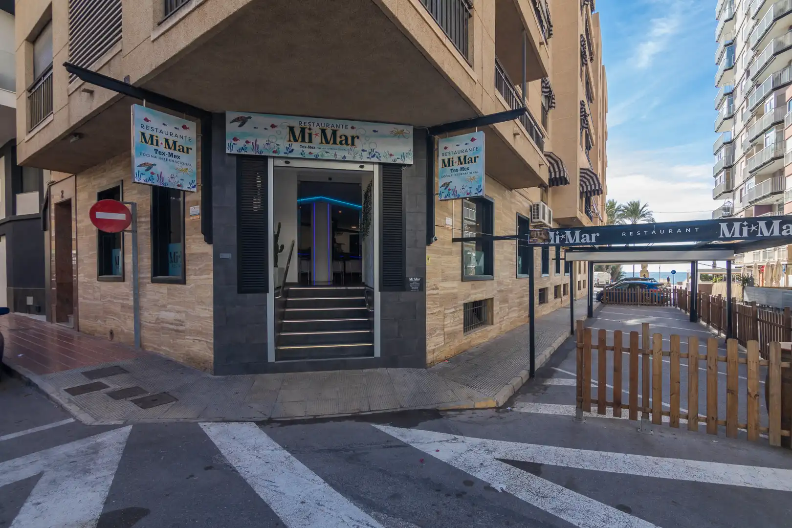 Vista exterior de Local en venda en Santa Pola amb Aire condicionat, Terrassa i Moblat