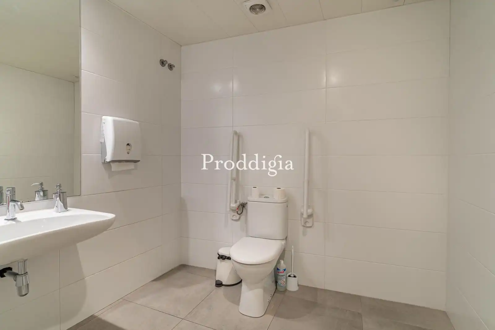 Badezimmer von Geschaftsraum zur Miete in Barcelona mit Klimaanlage, Terrasse und Internet