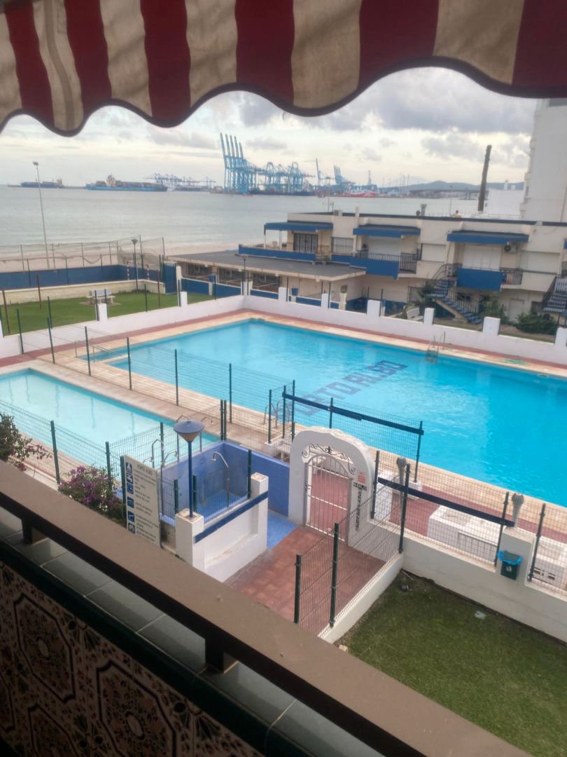 Piscina de Apartament de lloguer en Algeciras amb Moblat, Forn i Rentadora
