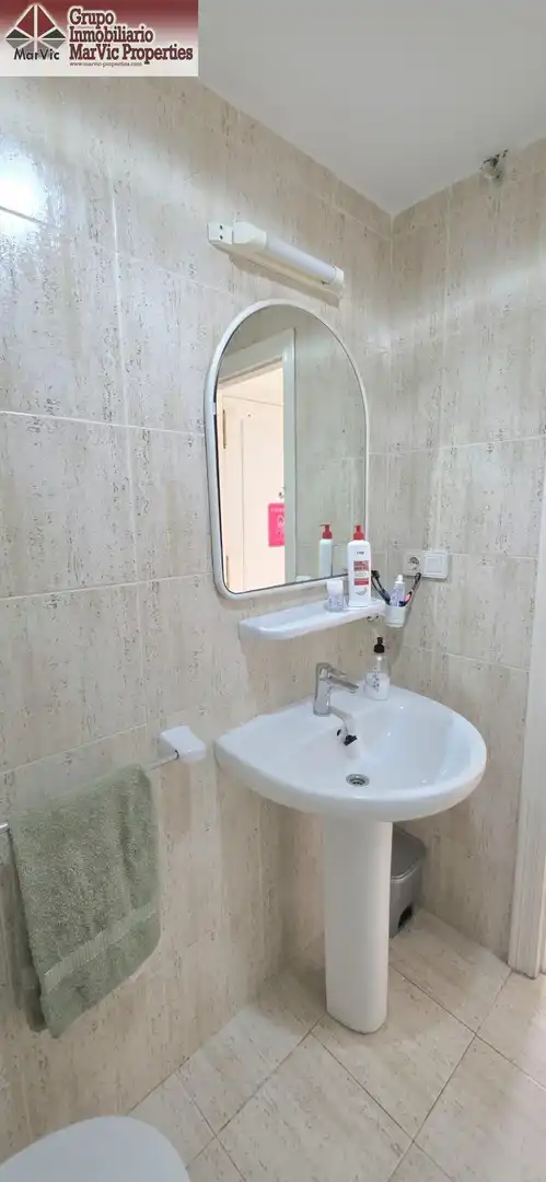 Bathroom of Flat for sale in Benidorm  with Furnished and Community pool