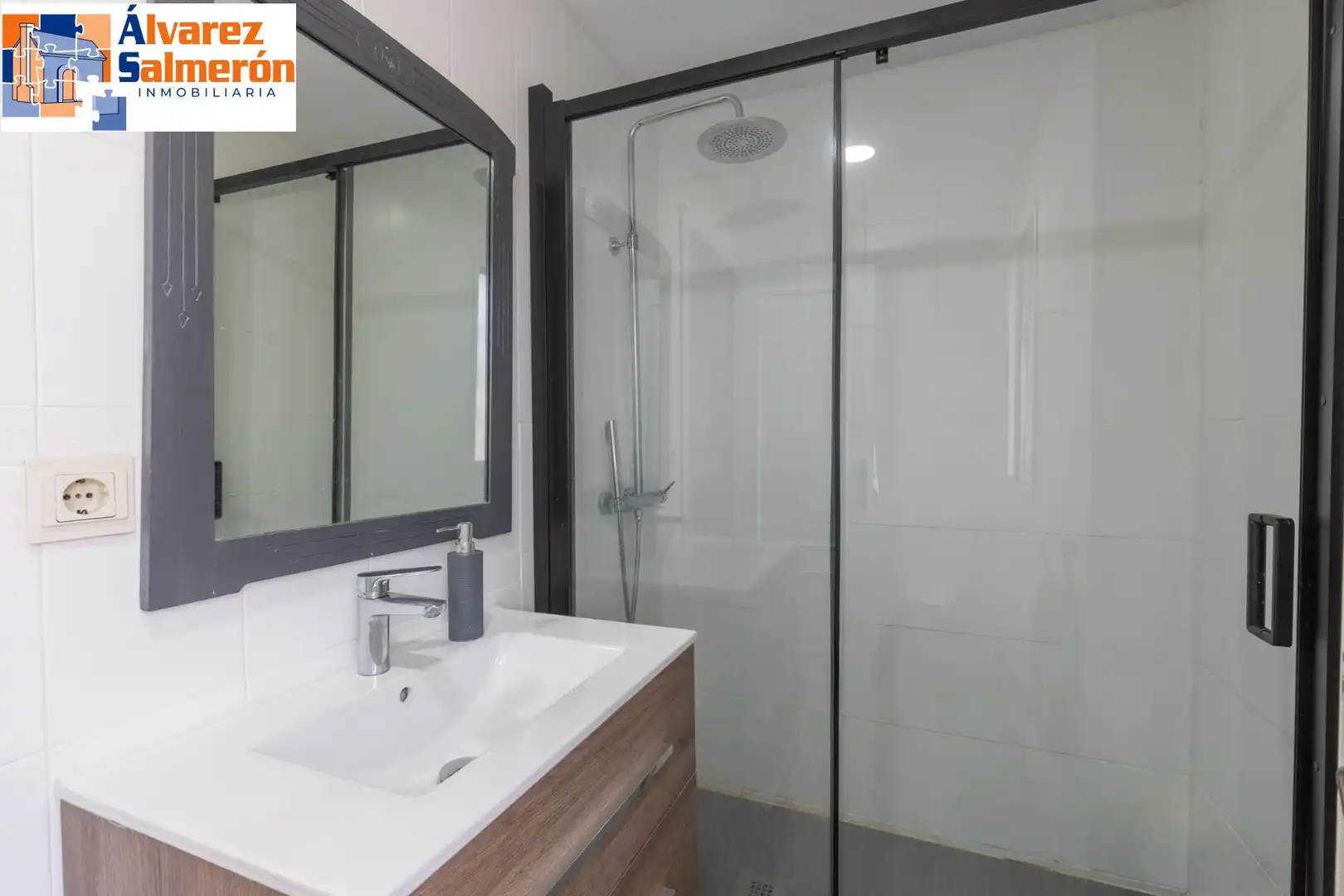 Bathroom of Houses for sale in Altos de la Zubia