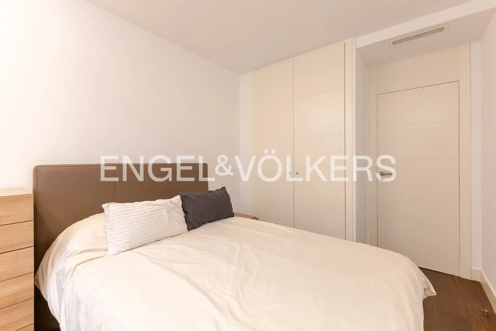 Schlafzimmer von Erdgeschoss zur Miete in Madrid mit Klimaanlage, Heizung und Parkett