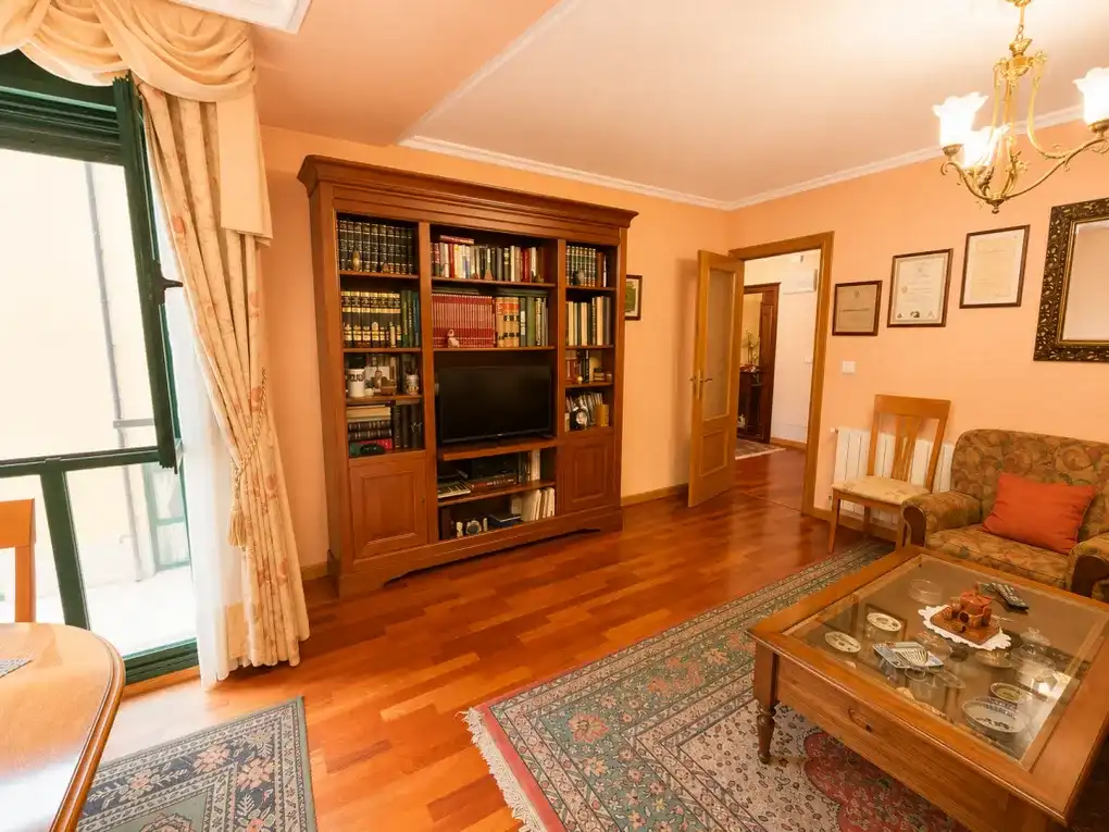 Sala de estar de Apartamento en venta en Cabrales con Calefacción y Amueblado