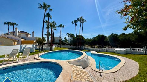 Bungalow reformado con piscina comunitaria, en la provincia de Alicante, en la localidad de Orihuela Costa. 2 habitaciones | 65 m²
