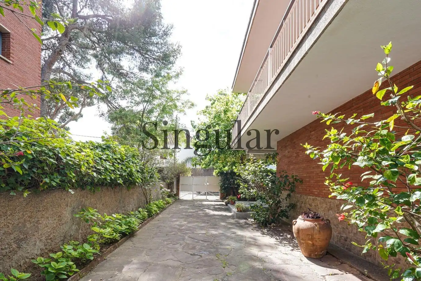 Vista exterior de Casa o xalet en venda en Castelldefels amb Jardí privat i Terrassa