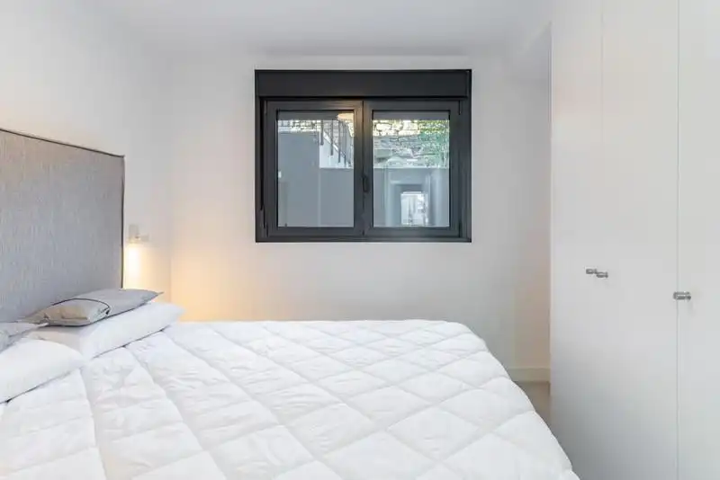 Habitación de Planta baja de alquiler en Estepona con Aire acondicionado, Jardín privado y Terraza