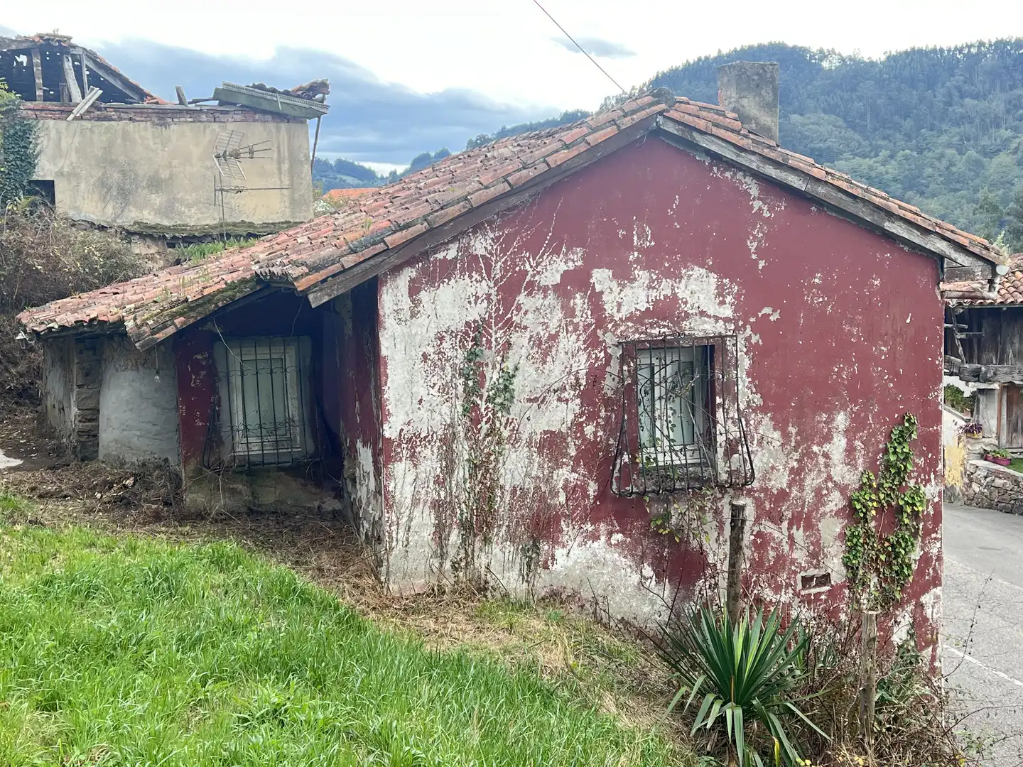 Außenansicht von Country house zum Verkauf in Candamo mit Heizung und Terrasse
