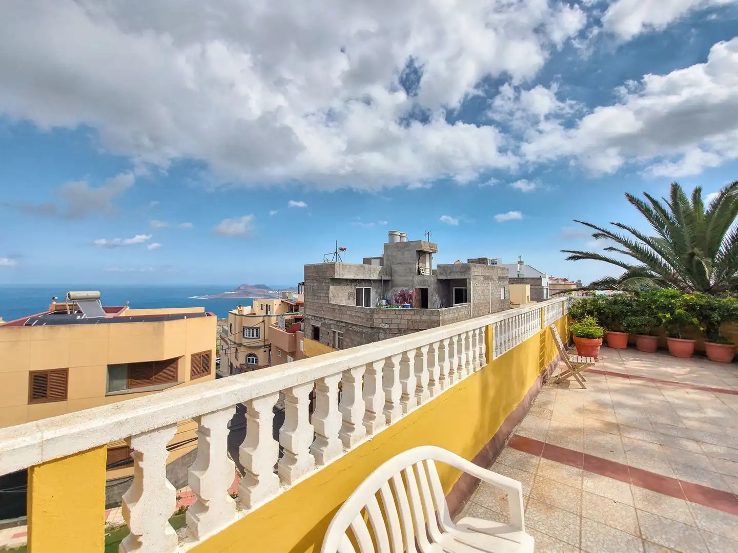Vista exterior de Casa o xalet en venda en Las Palmas de Gran Canaria amb Terrassa i Traster