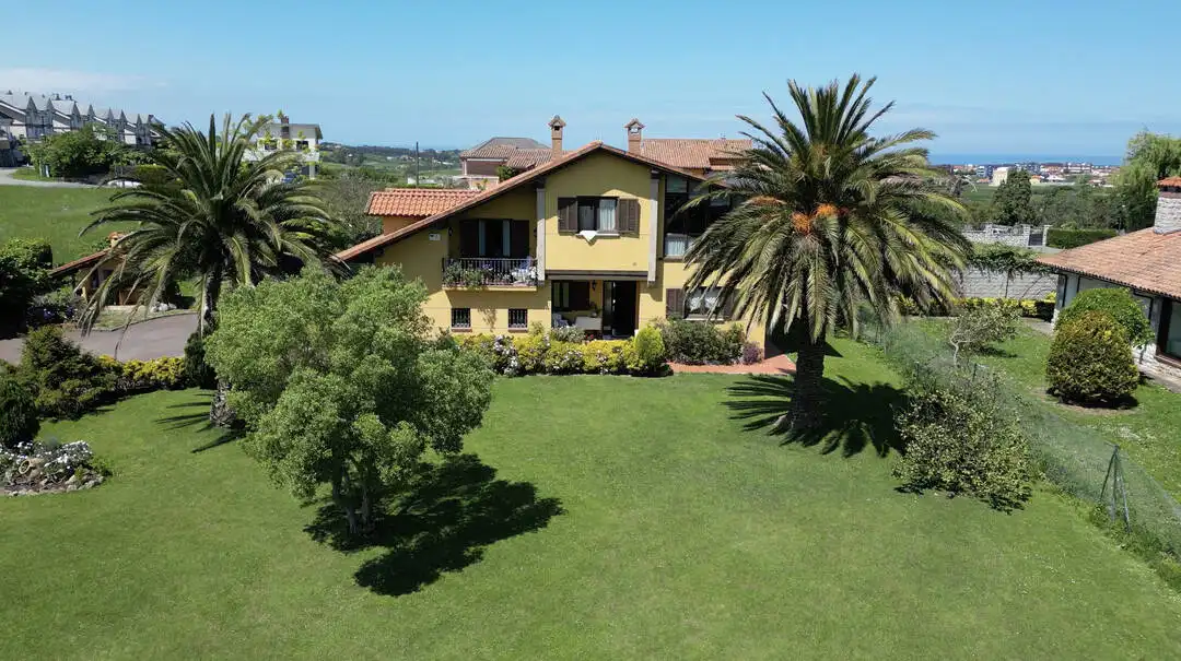 Jardí de Casa o xalet en venda en Suances amb Calefacció, Jardí privat i Traster
