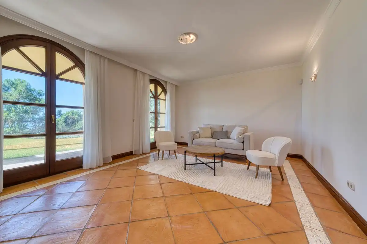 Sala de estar de Casa o chalet en venta en Benahavís con Aire acondicionado, Jardín privado y Terraza