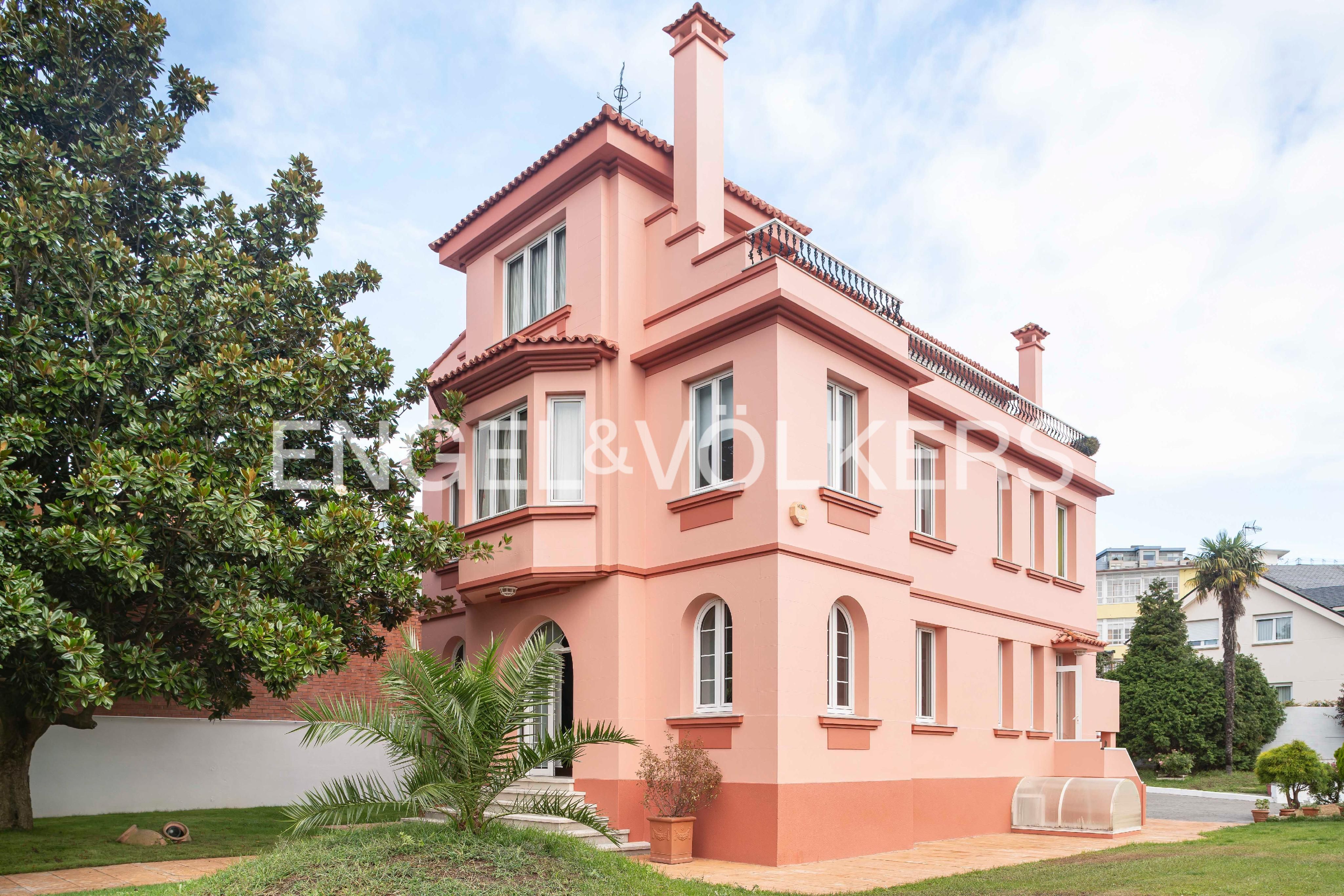 Vista exterior de Casa o xalet en venda en A Coruña Capital  amb Calefacció, Jardí privat i Terrassa