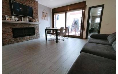 Sala d'estar de Casa adosada en venda en Terrassa amb Aire condicionat, Calefacció i Jardí privat