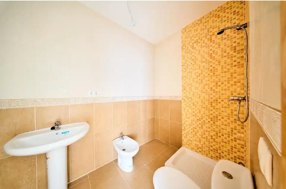 Badezimmer von Wohnung zum Verkauf in Agrón mit Klimaanlage