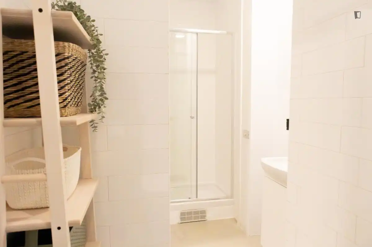 Baño de Piso para compartir en Madrid con Aire acondicionado, Calefacción y Amueblado