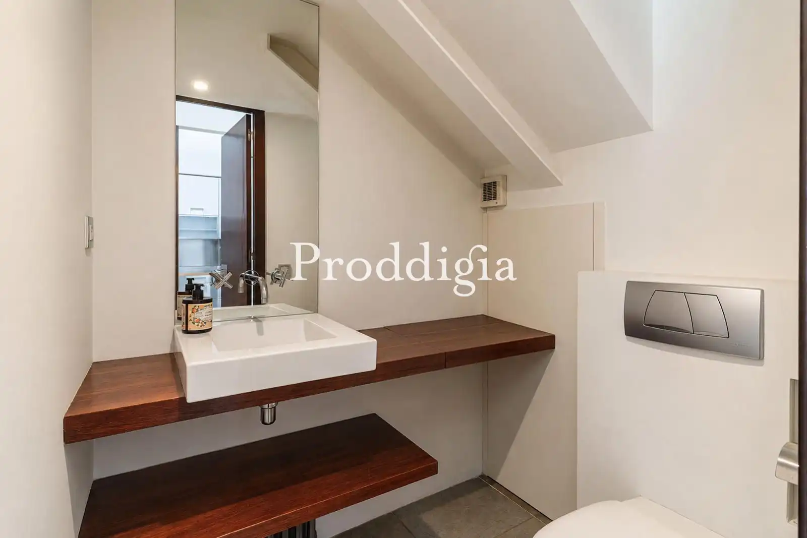 Bany de Casa o xalet en venda en Barcelona amb Aire condicionat, Calefacció i Terrassa