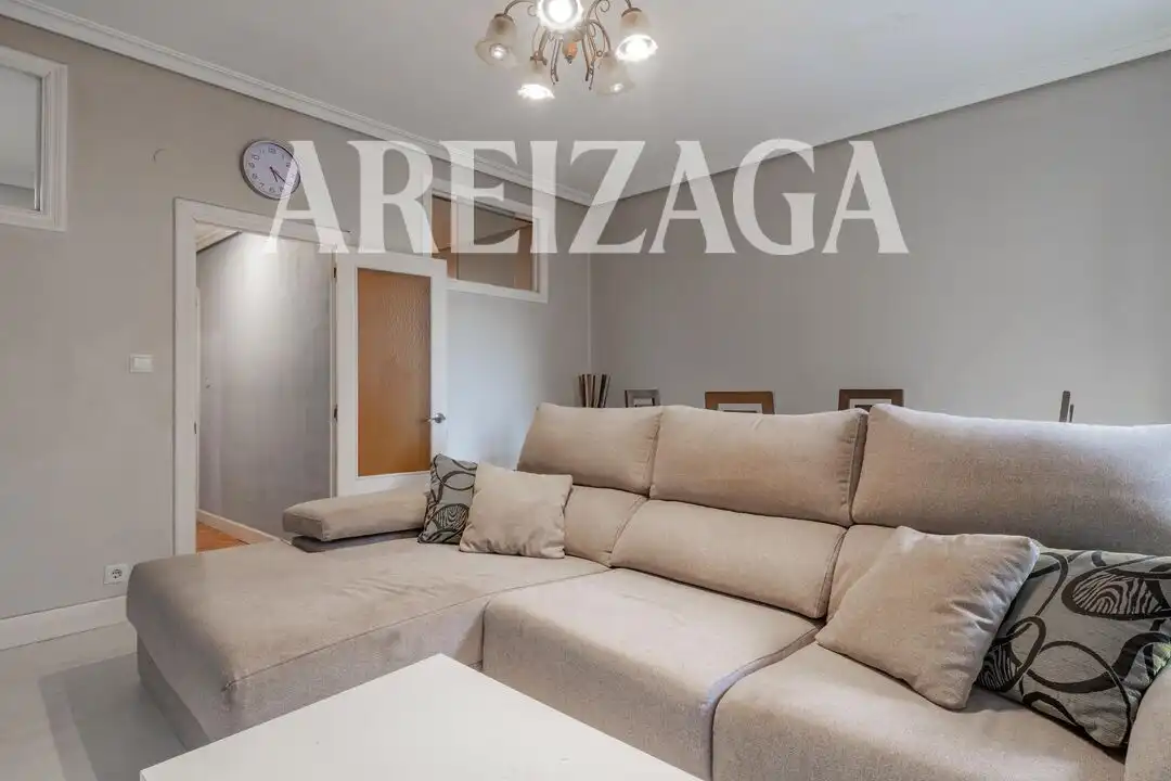 Sala d'estar de Pis en venda en Donostia - San Sebastián  amb Balcó