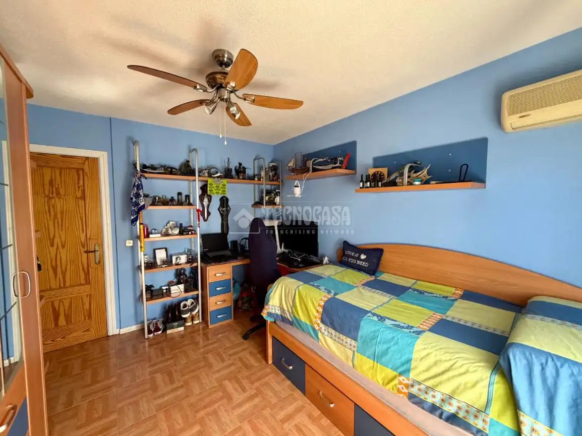 Schlafzimmer von Einfamilien-Reihenhaus zum Verkauf in Azuqueca de Henares mit Klimaanlage und Heizung