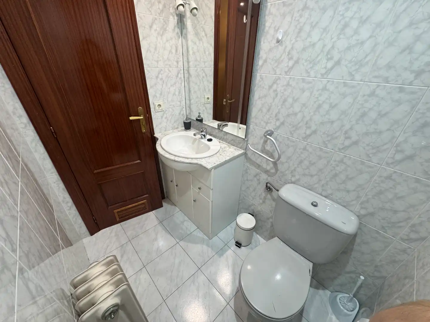 Baño de Piso de alquiler en Jaén con Aire acondicionado, Calefacción y Trastero