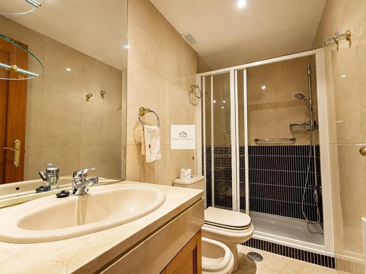Bathroom of Flat for rent in Madrid  with Air Conditioner, Heating and Private garden