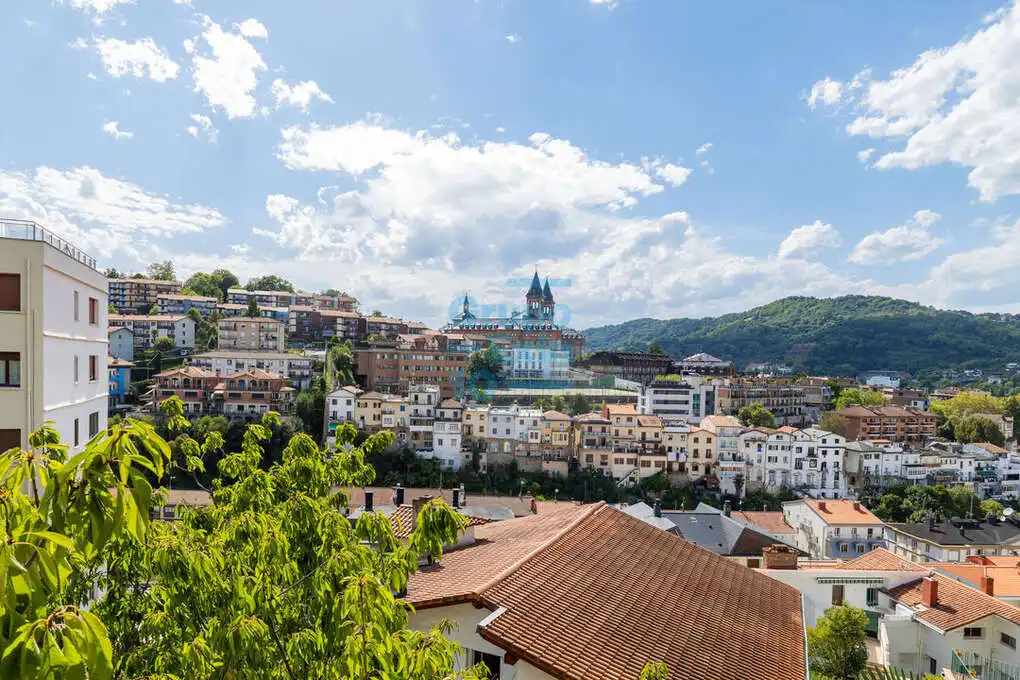 Vista exterior de Pis en venda en Donostia - San Sebastián  amb Calefacció, Jardí privat i Terrassa