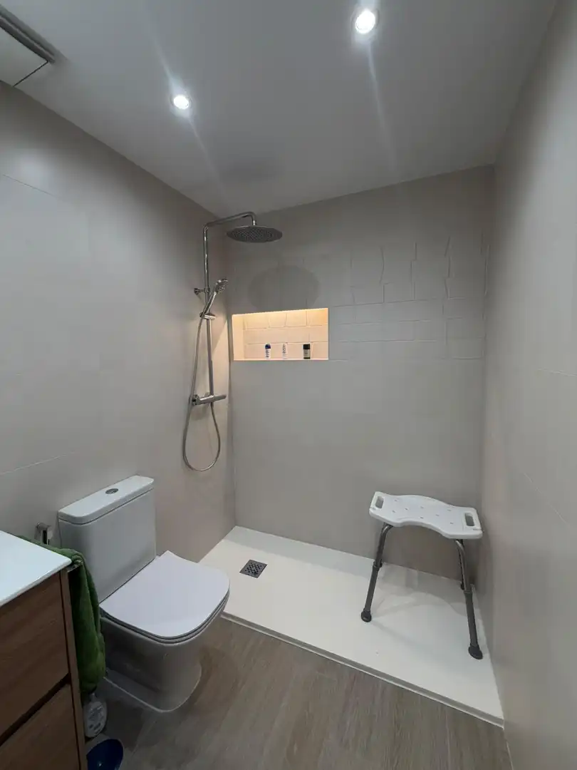 Badezimmer von Wohnung zur Miete in Madrid mit Heizung, Privatgarten und Parkett