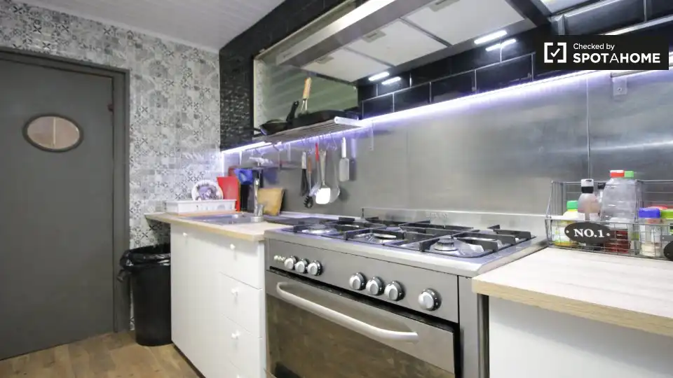 Kitchen of Flat for share in Barcelona  with Air Conditioner, Heating and Furnished
