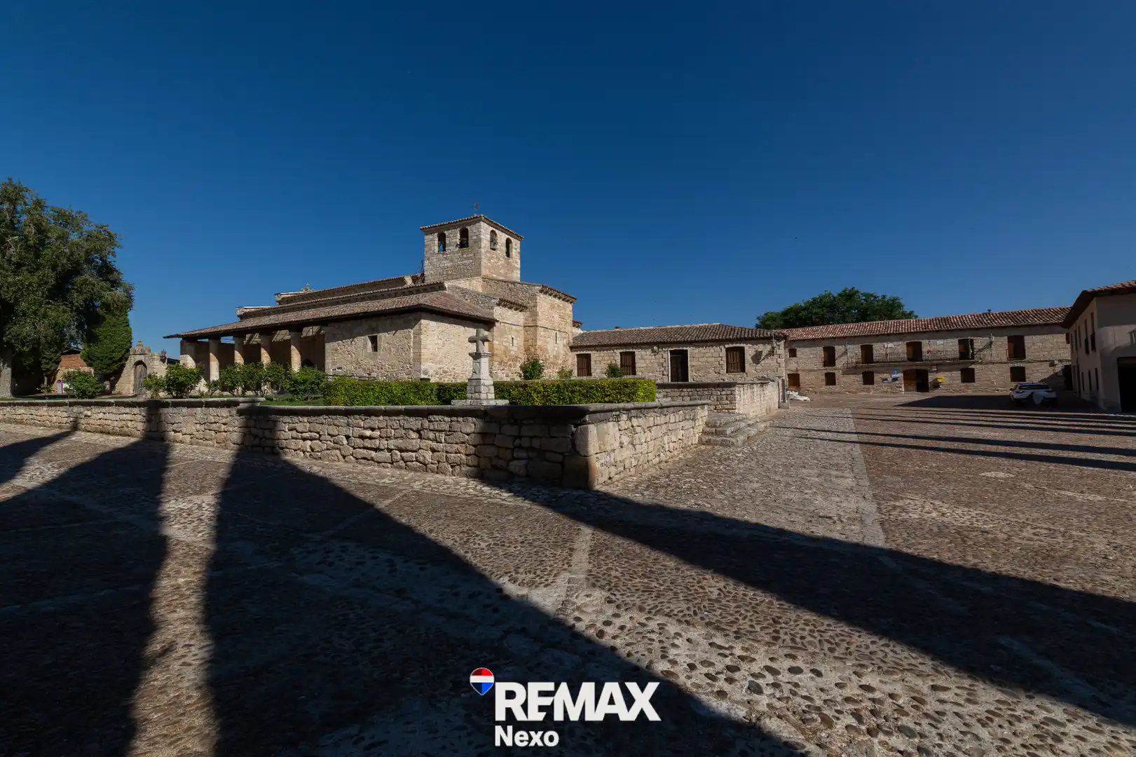Vista exterior de Casa adosada en venda en Wamba amb Calefacció, Jardí privat i Terrassa