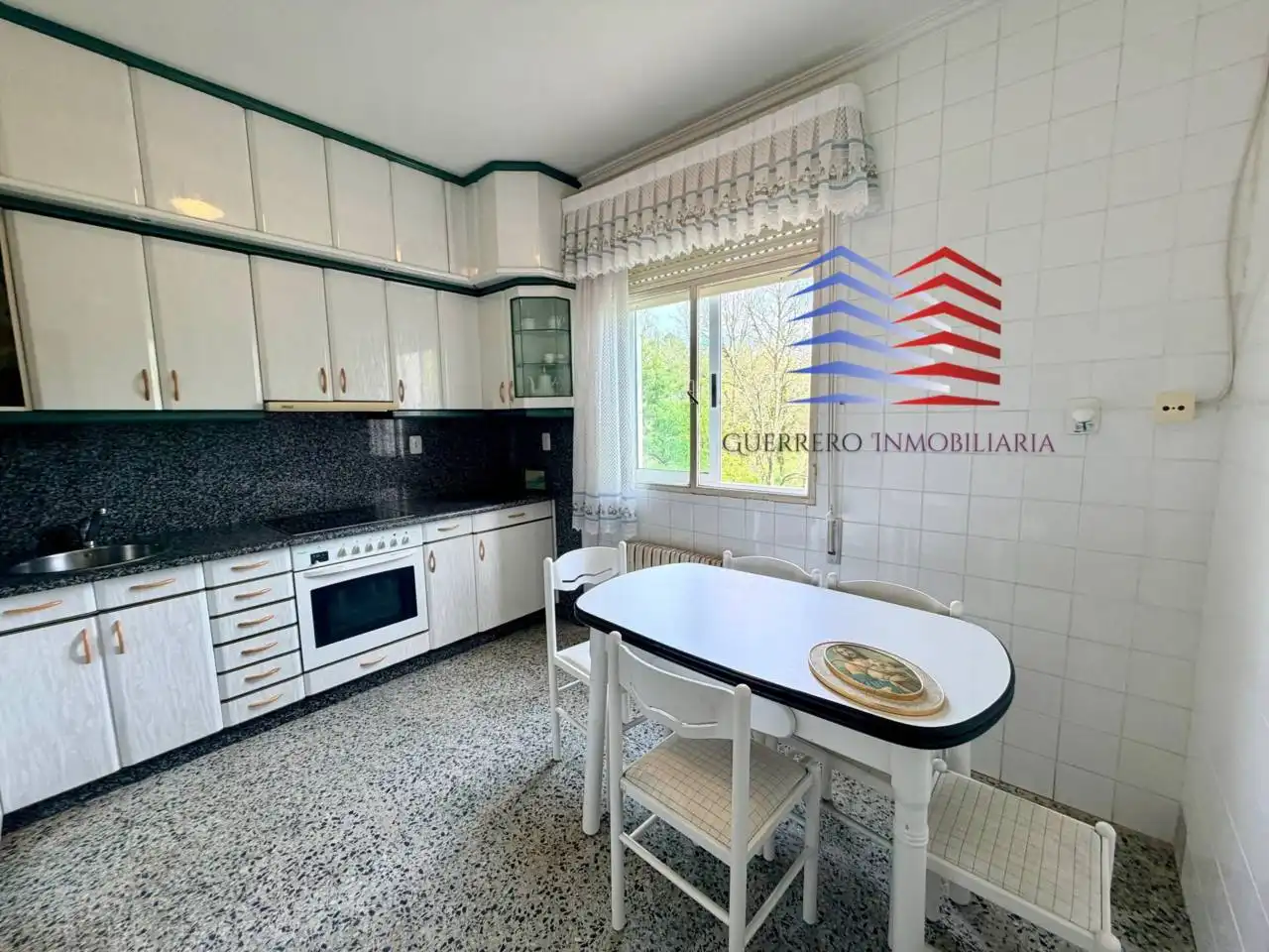 Cuina de Casa o xalet de lloguer en San Cibrao das Viñas amb Calefacció, Terrassa i Moblat