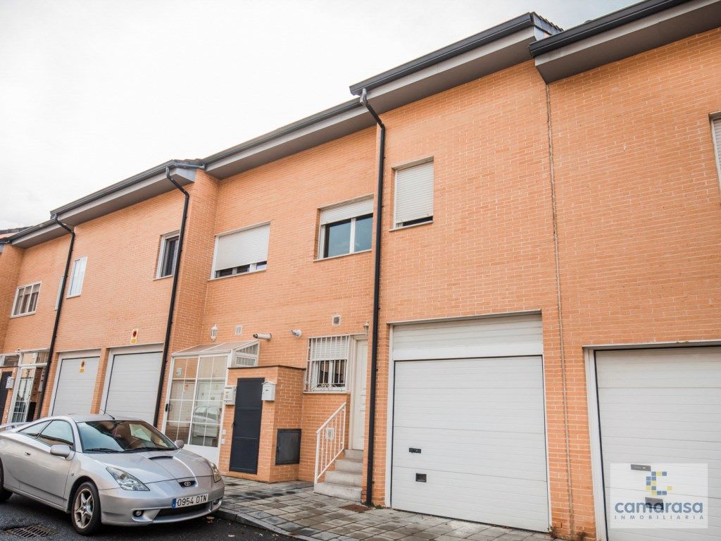 Vista exterior de Casa o xalet de lloguer en Ávila Capital amb Jardí privat, Rentadora i Microones