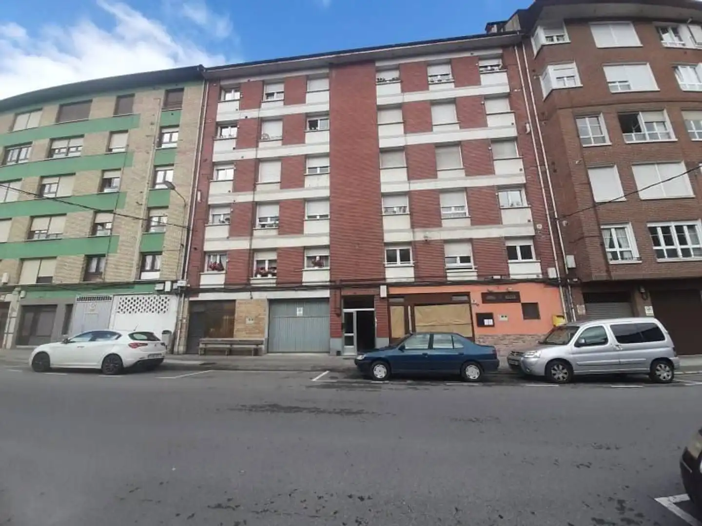 Vista exterior de Pis en venda en Lena amb Calefacció, Traster i Piscina
