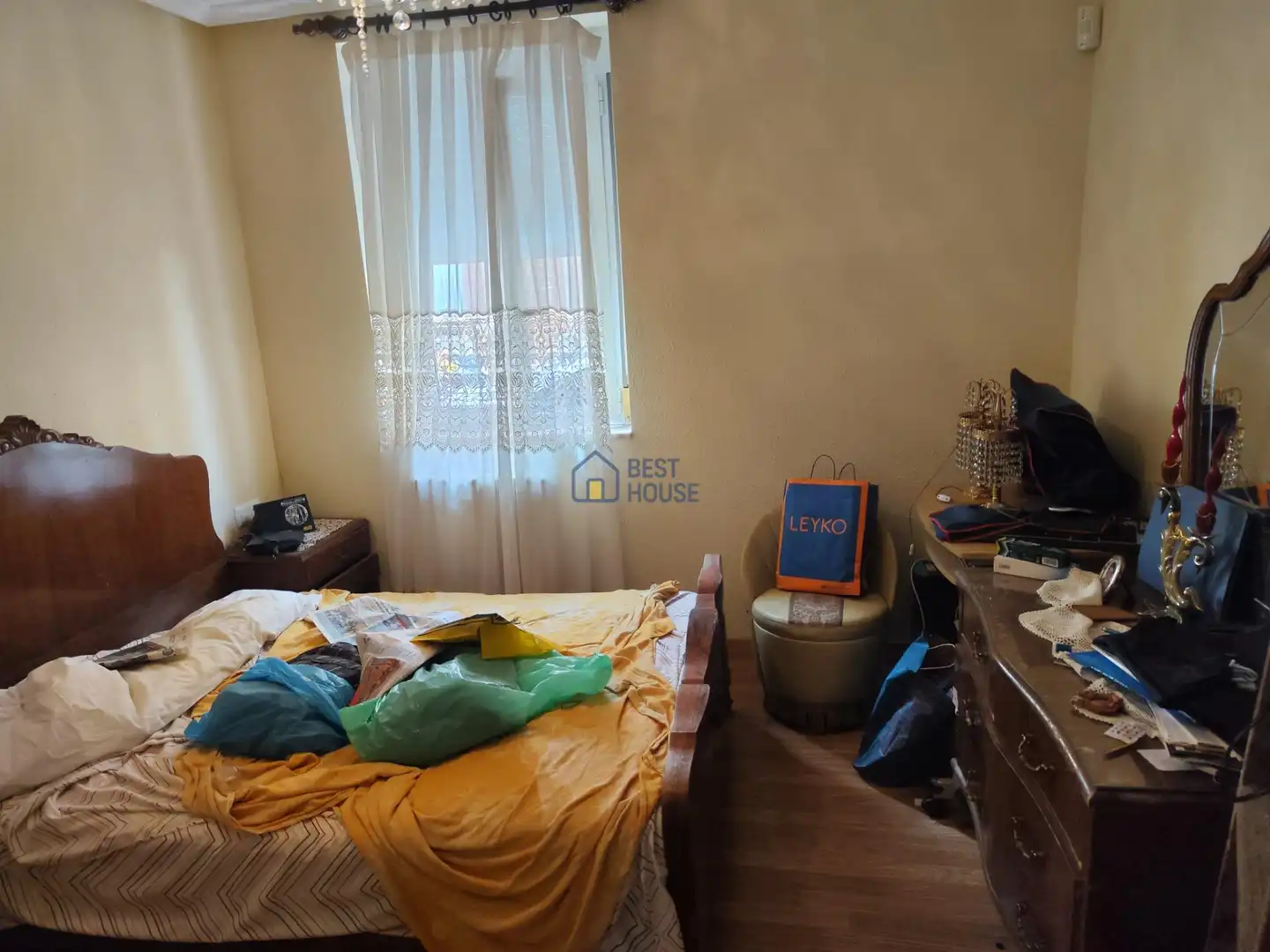 Dormitori de Casa o xalet en venda en León Capital  amb Jardí privat, Traster i Alarma