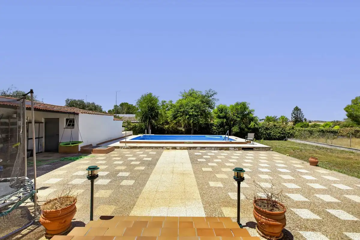 Piscina de Casa o xalet en venda en Carmona amb Aire condicionat, Calefacció i Jardí privat