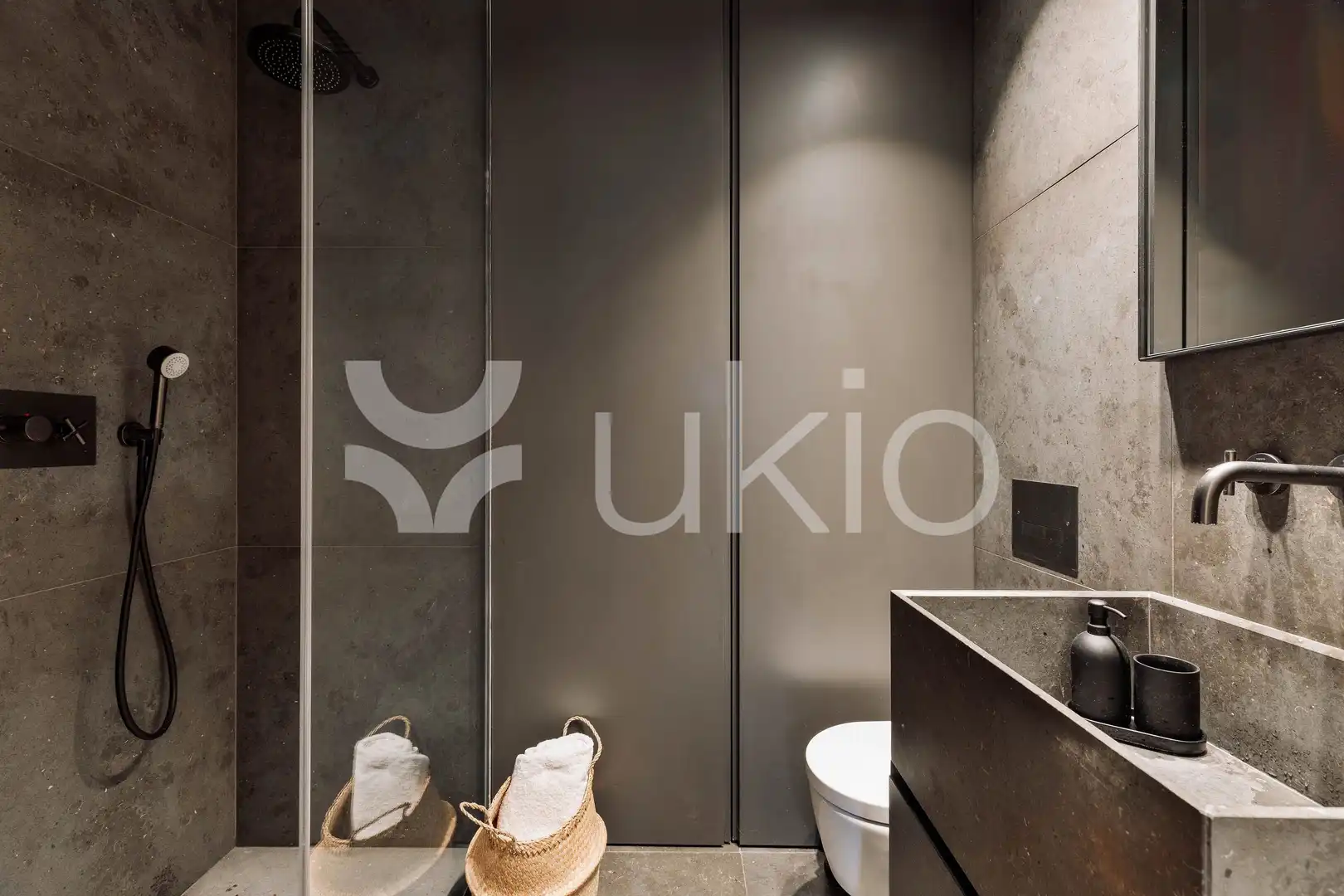 Baño de Apartamento de alquiler en Barcelona con Aire acondicionado, Calefacción y Amueblado