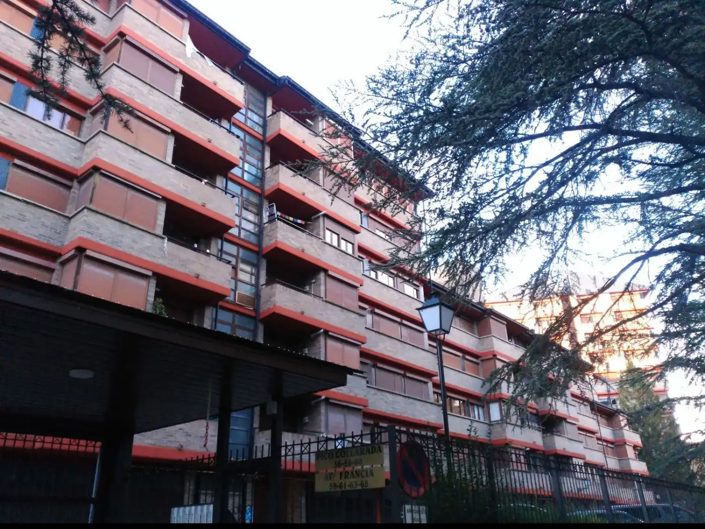 Außenansicht von Wohnung zur Miete in Jaca mit Heizung, Privatgarten und Terrasse