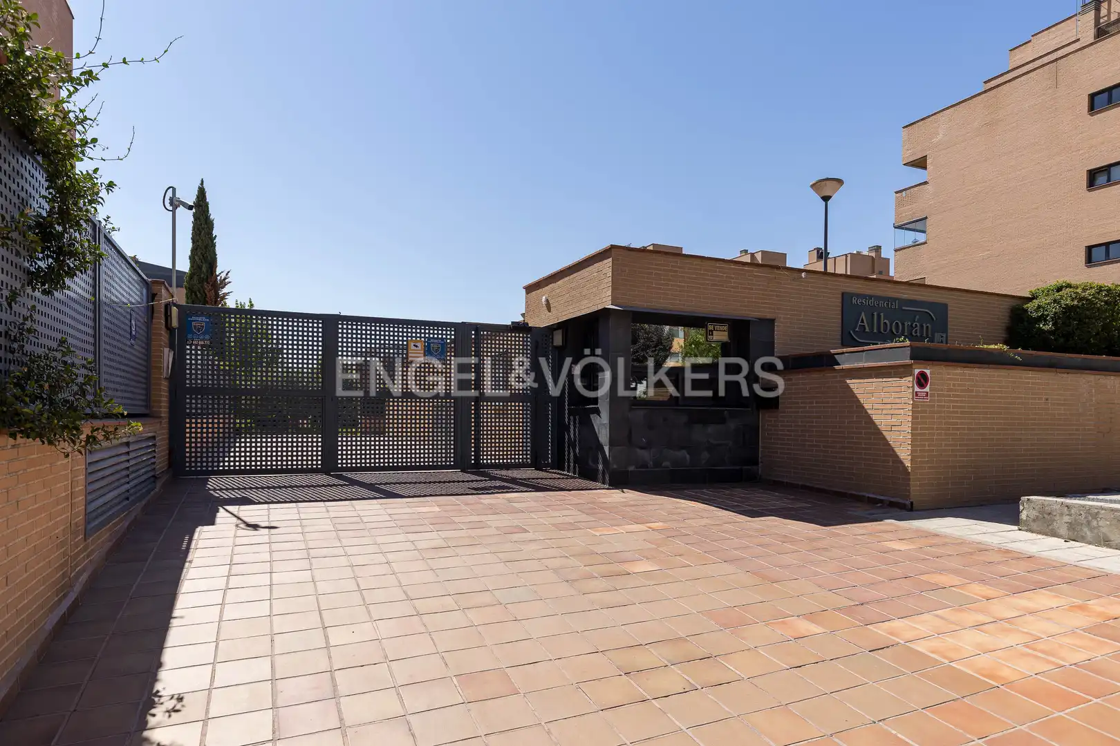 Vista exterior de Piso en venta en San Sebastián de los Reyes con Aire acondicionado, Calefacción y Jardín privado