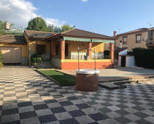 Vista exterior de Casa o xalet de lloguer en Cájar amb Terrassa, Traster i Piscina