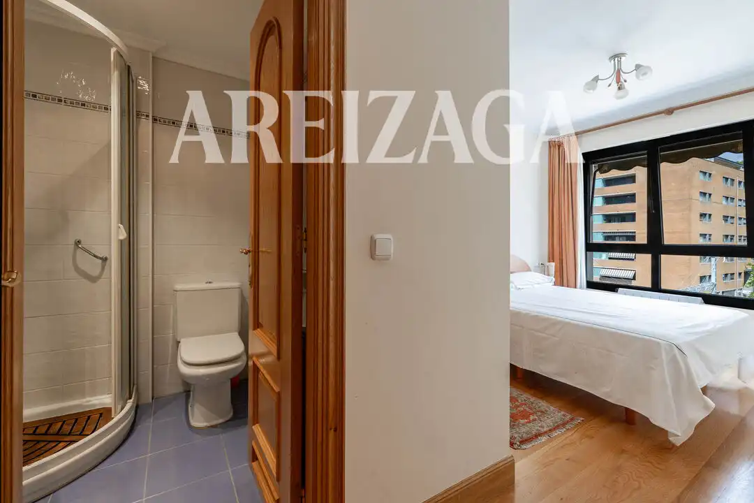 Dormitori de Pis en venda en Donostia - San Sebastián  amb Aire condicionat, Calefacció i Terrassa