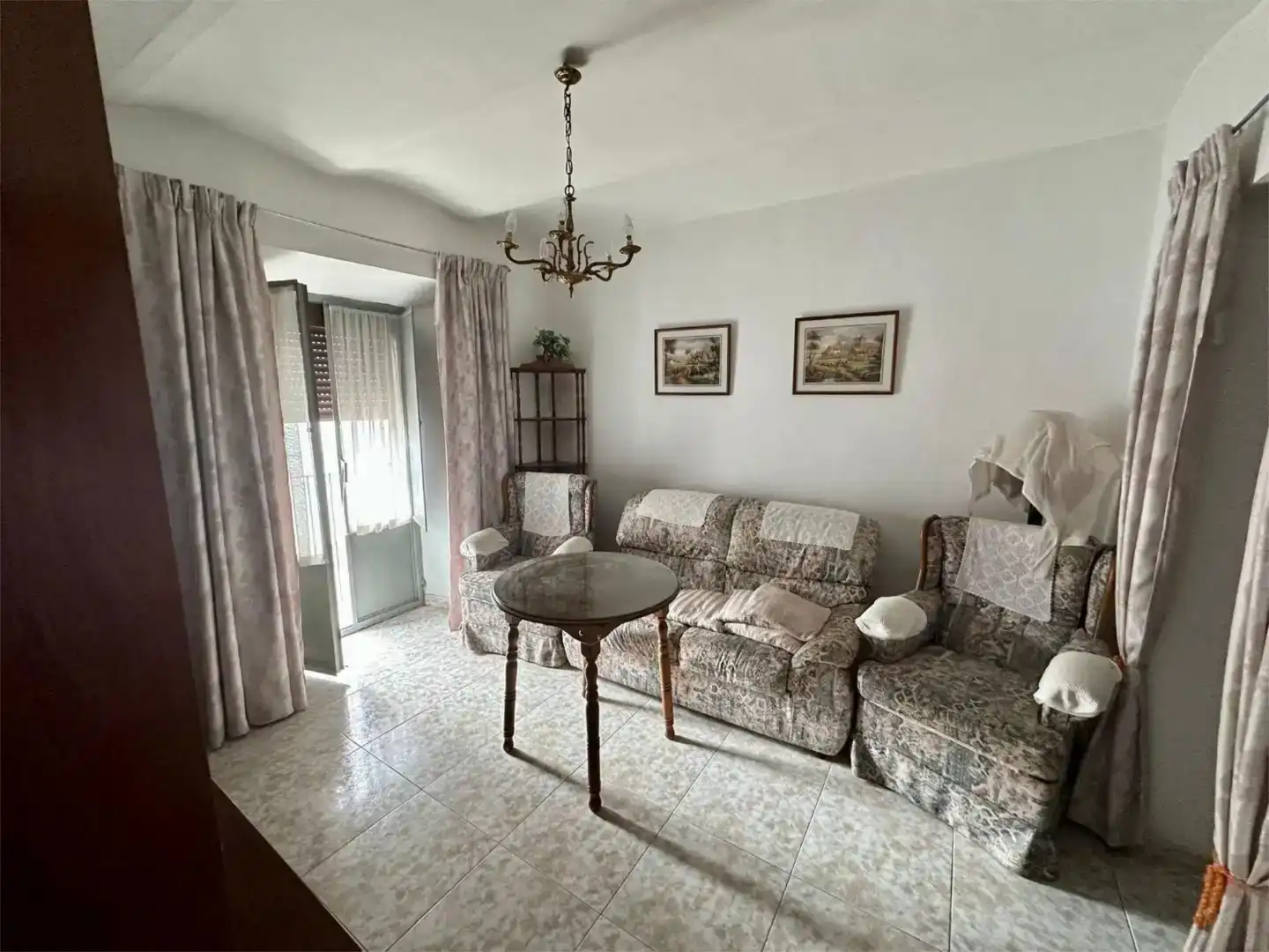 Sala d'estar de Casa adosada en venda en Alburquerque amb Moblat i Balcó