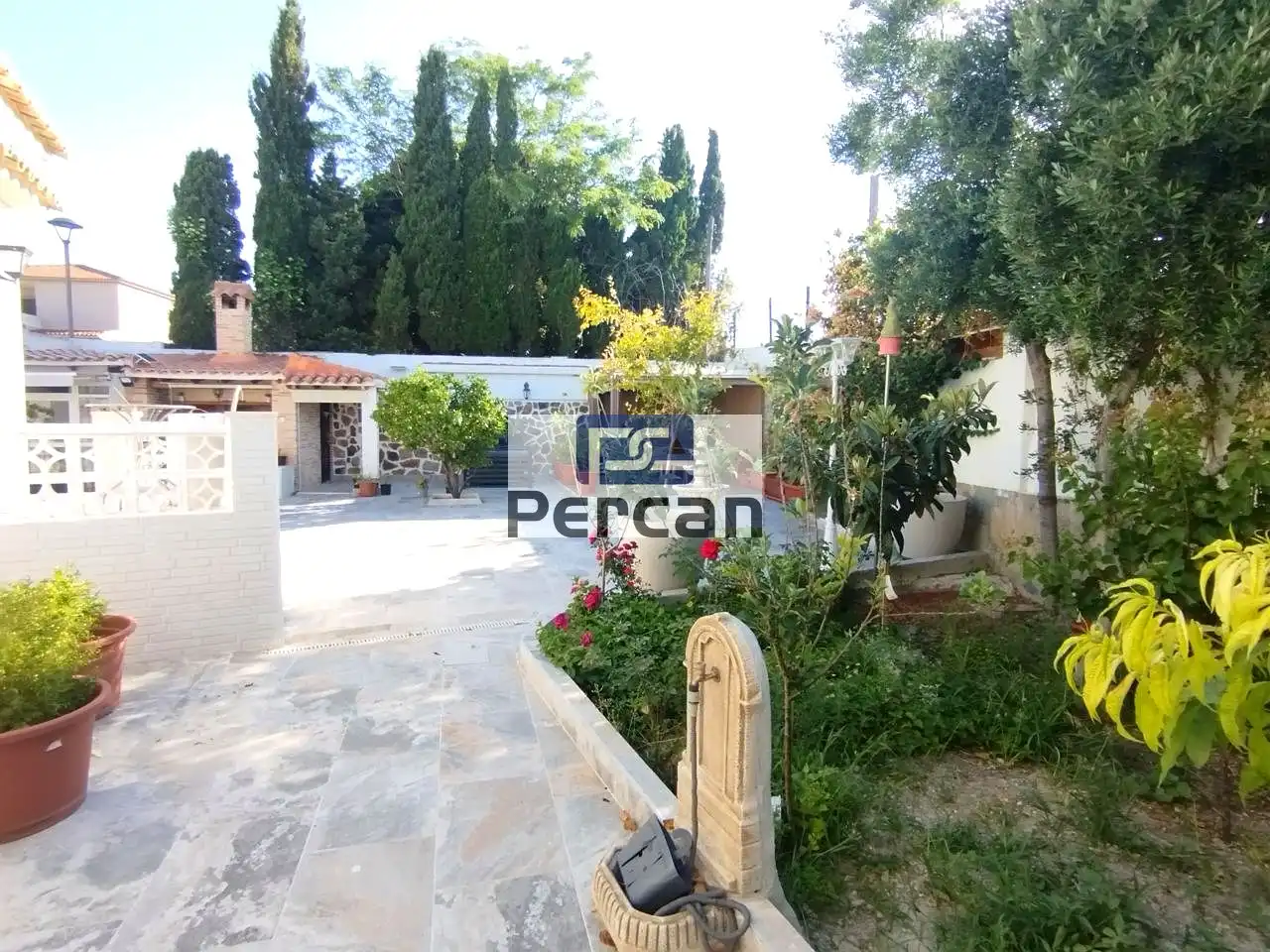 Vista exterior de Casa o xalet en venda en El Campello amb Aire condicionat, Jardí privat i Terrassa