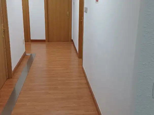 Büro zur Miete in Burgos mit Heizung, Internet und Alarm