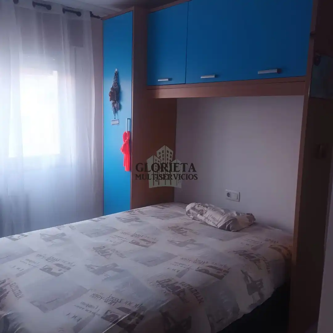 Dormitori de Pis en venda en Pontevedra Capital  amb Calefacció, Traster i Moblat
