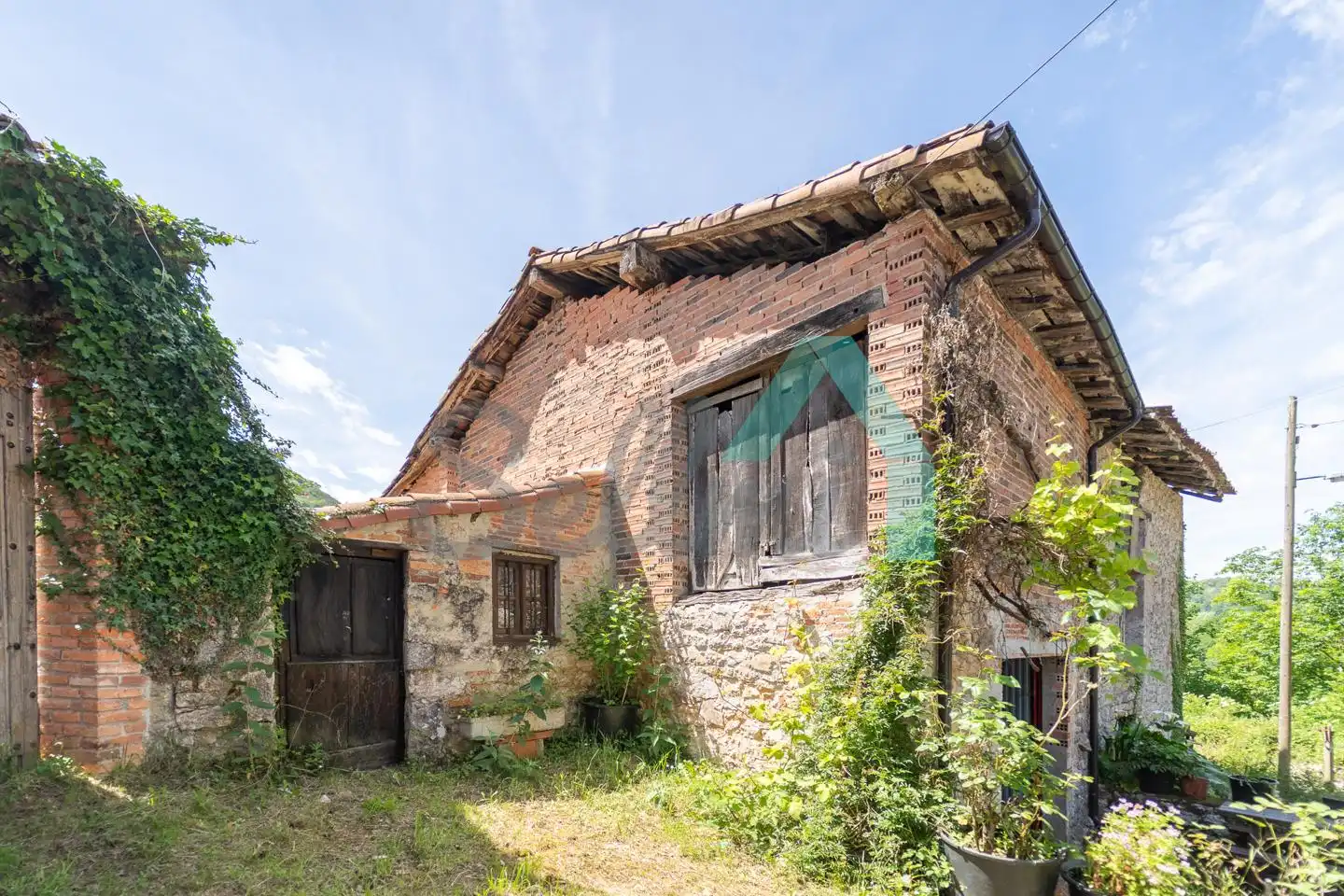 Außenansicht von Einfamilien-Reihenhaus zum Verkauf in Onís mit Heizung, Abstellraum und Balkon