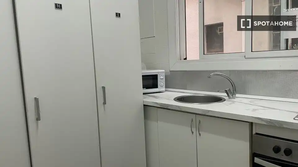 Cuina de Pis de lloguer en Barcelona amb Aire condicionat, Calefacció i Moblat