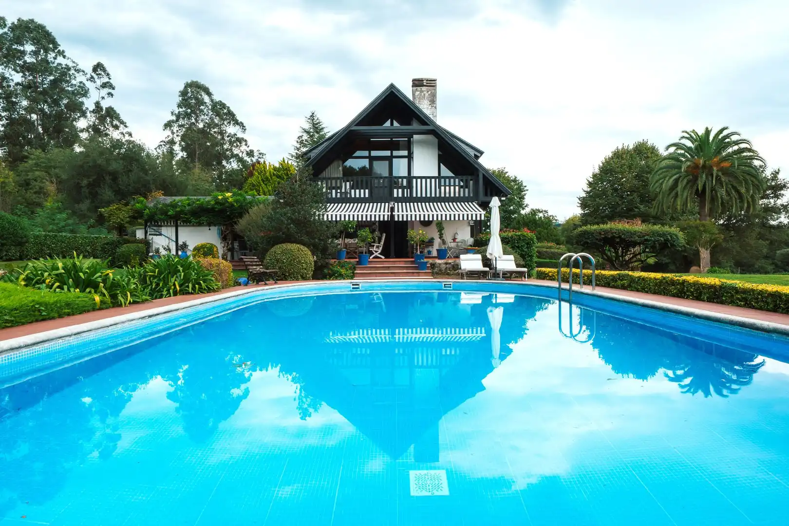 Piscina de Casa o chalet en venta en Fruiz con Aire acondicionado, Calefacción y Jardín privado
