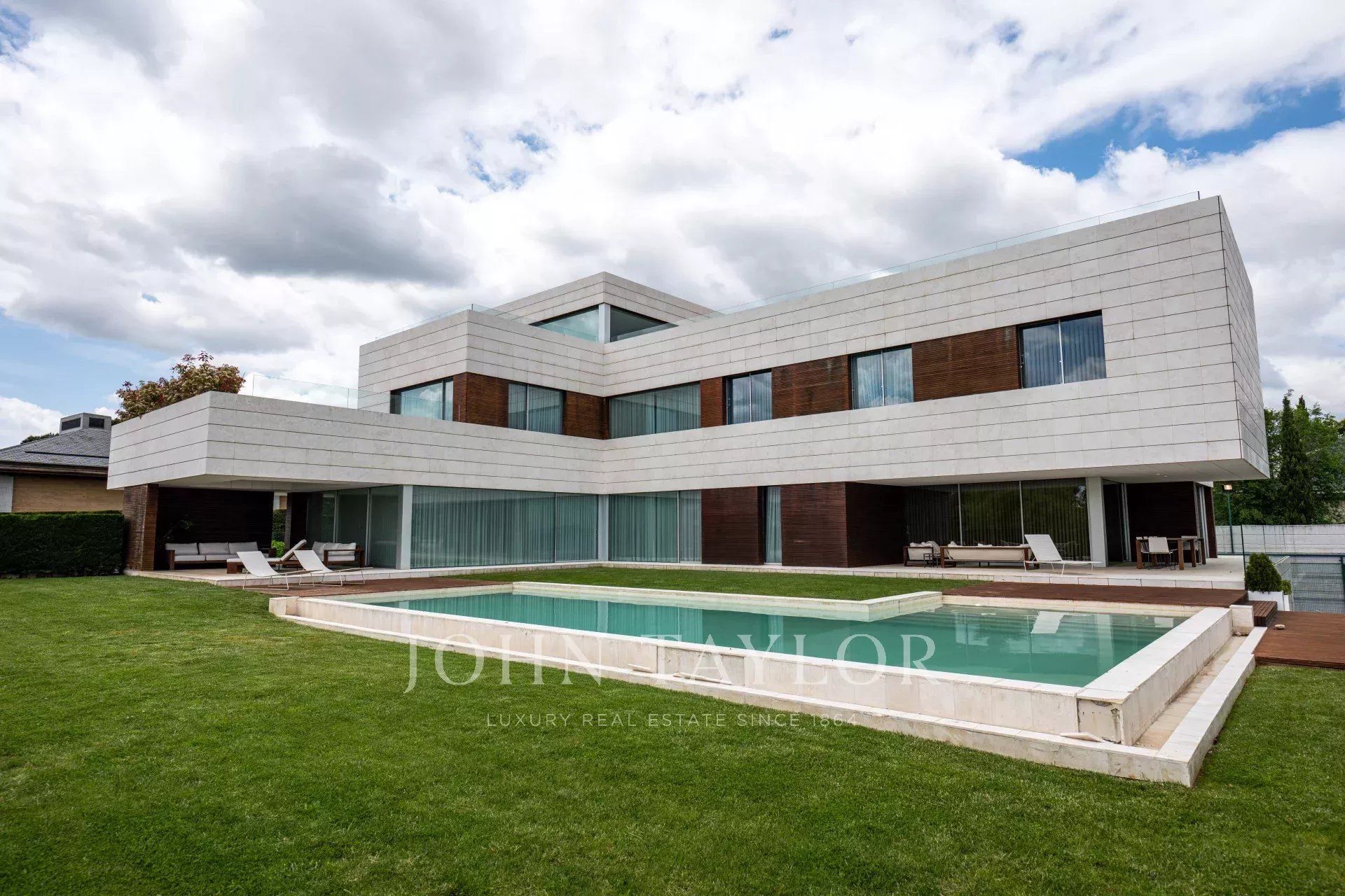 Vista exterior de Casa o chalet en venta en  Madrid Capital con Aire acondicionado, Piscina y Jacuzzi
